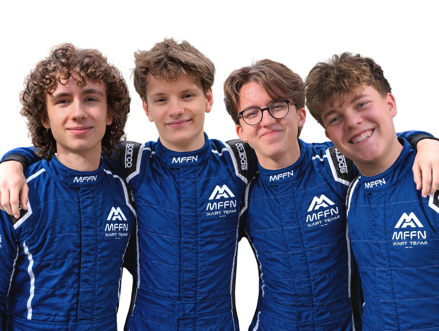 Vier Fahrer des MFFN Kart Teams im Rennanzug, Arm in Arm